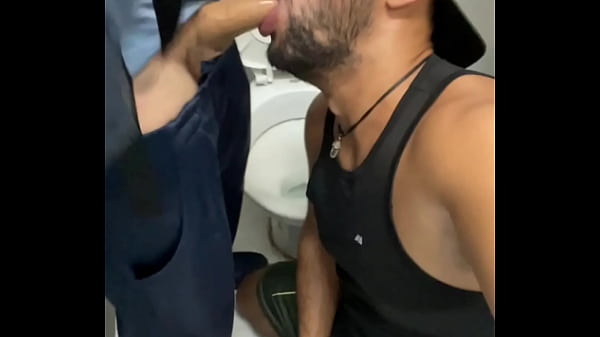 Anal Dotado Dentro Do Banheiro P&uacute;blico Da Esta&ccedil;&atilde;o De Trem. thumbnail