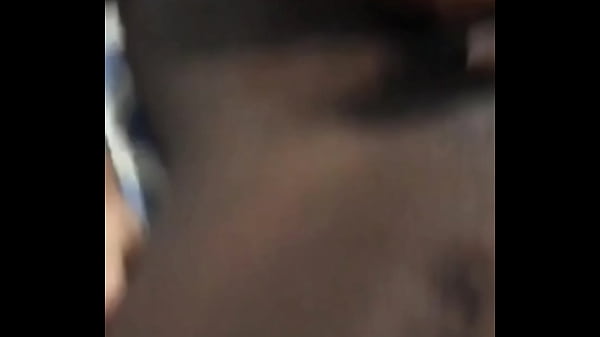 Play MP4 - Mlk veio entregar o g&aacute;s aqui em casa e cai de boca na pica dele