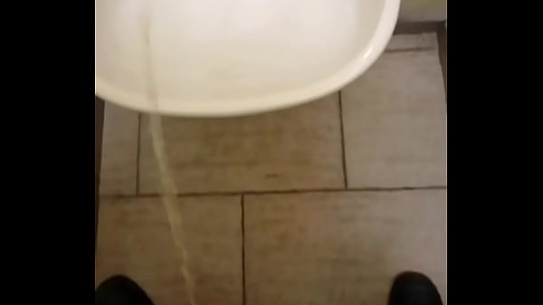 Sa sucette tra&icirc;ne dans un urinoir 