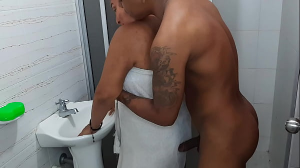 Mi madrastra me hace una_fantastica mamada para empezar el día