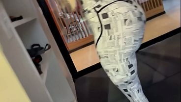 Fodendo com meu personal trainer no banheiro da academia depois de um treino intenso.