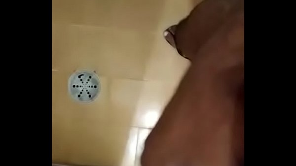 Play MP4 - Neg&atilde;o da rola cabe&ccedil;uda gozando no banheiro