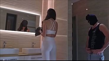 You can't resist this hot cleaner in your bathroom 