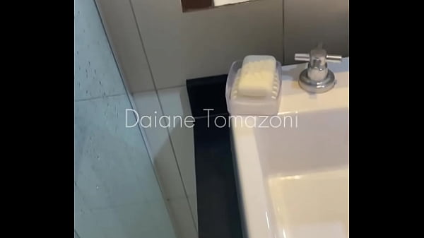 Fudi no banheiro da faculdade com um colega de sala. 