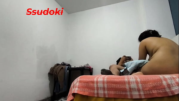 Play MP4 - Mi mejor amiga se queda a dormir pero tiene pesadillas&comma; asi que duerme conmigo en mi cama