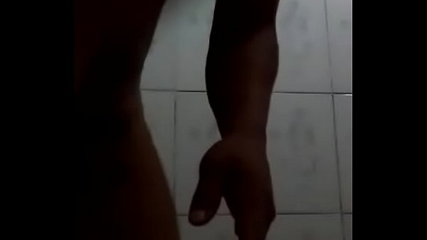 Chico tocandose en el ba&ntilde;o hasta acabar 