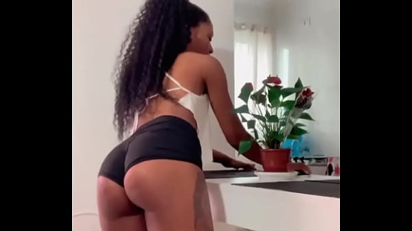 Bom diaa meus amores muitos rt pra essa gostosa limpar sua mesa e servir o caf&eacute; da manh&atilde; 