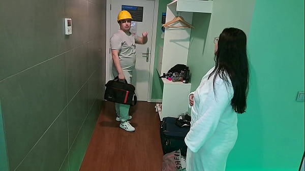 Play MP4 - Latina MILF makes chubby hotel handyman oil her and squirt