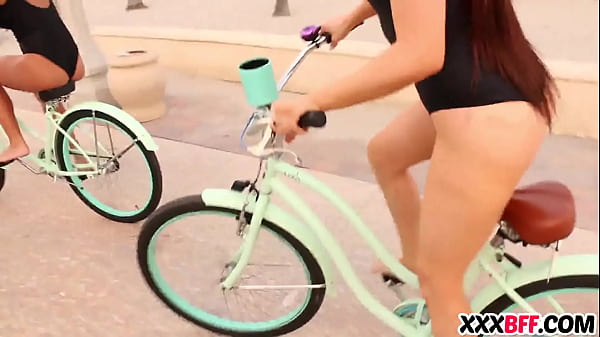 Nonton Sexy Beach Bikers Get Fucked thumbnail