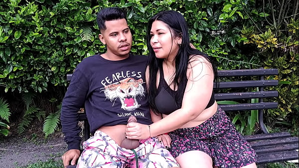 Play MP4 - Esta sexy madura me hace una deliciosa mamada mientras nuestros familiares llegan