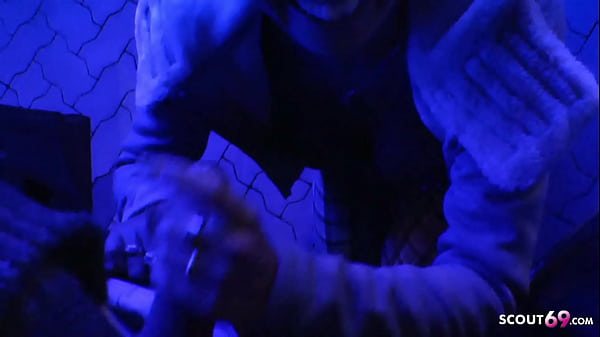 Fremden bei Waschbox abgeblasen - Deutsche Amateurin liebtSchwänze