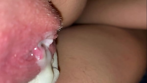 Play MP4 - Pendant le confinement&comma; une petite soumise se fait jouir dans la chatte &excl;