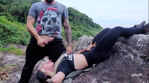 Meiairmã de férias levo aPraia para Chupar meu Pau