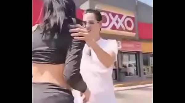 Play MP4 - Cachondos fuera del oxxo