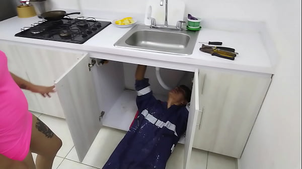 Follando Con El Fontanero Por El Pago Del Servicio De Agua thumbnail