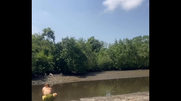Pescando no mangue de sainha mostrando a rachada 