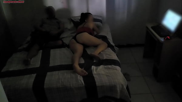 Play MP4 - madrasta divide a cama com enteado devido reforma de seu quarto