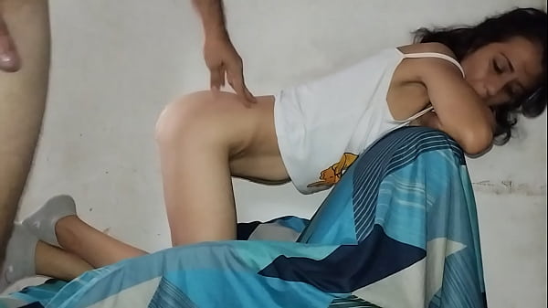 Lafolle en posición de perrito ydisfruto mucho_mi vergaen su coño y mi leche_en sus entrañasCREAMPIE