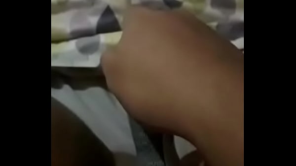 Tocandose bien rico y metiendo mano