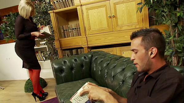 Nonton Blonde In Fishnets Anna Joy Gets Her Shaved Pussy Fucked And A Cum Facial thumbnail