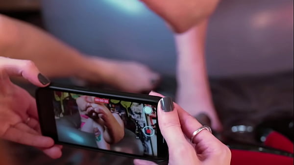 Nonton Suck My Juicy Feet thumbnail