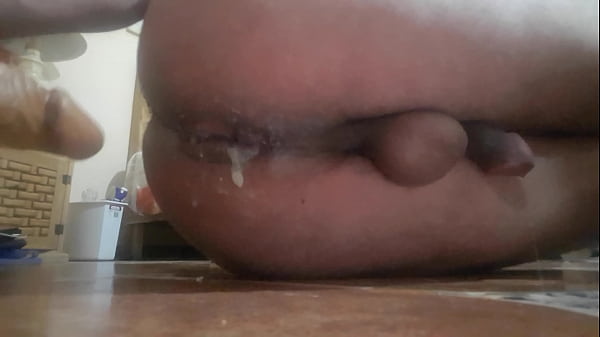 Todita se la come el dildo anal 