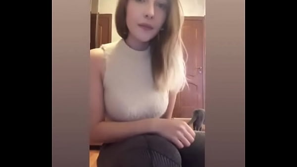 Alissa moviendo el culo 