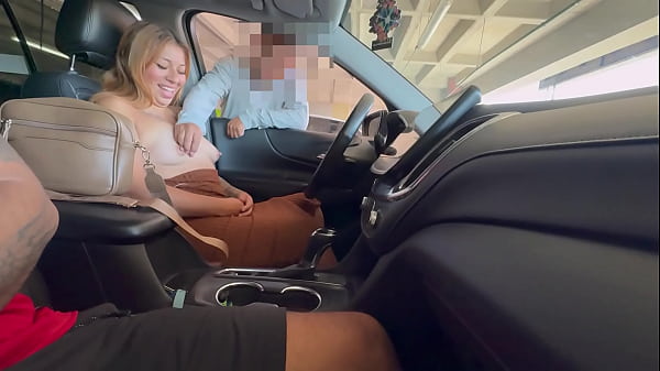 TRABAJADOR DE ESTACIONAMIENTO ME FOLLA EN LA CALLE FRENTE A MI ESPOSO &iexcl;Y NOS ENCUENTRAN! 