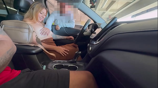 TRABAJADORDE ESTACIONAMIENTO ME FOLLA EN_LA CALLEFRENTE_A MI ESPOSO Y NOS ENCUENTRAN