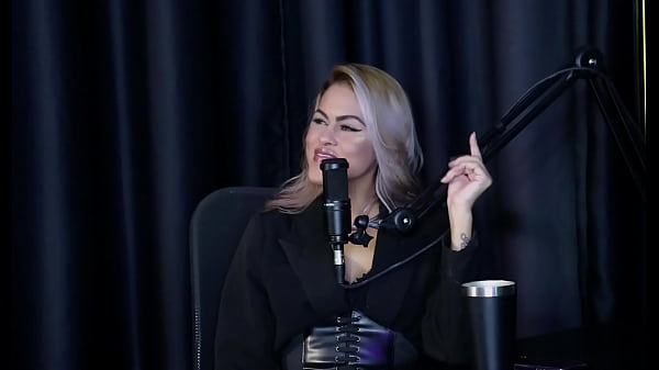 Play MP4 - Por ser famoso&comma; queria um programa de gra&ccedil;a&comma; prefere fazer hard e tem vontade de fazer gang bang - Carol RHCP &lpar;SHEER&sol;RED&rpar;