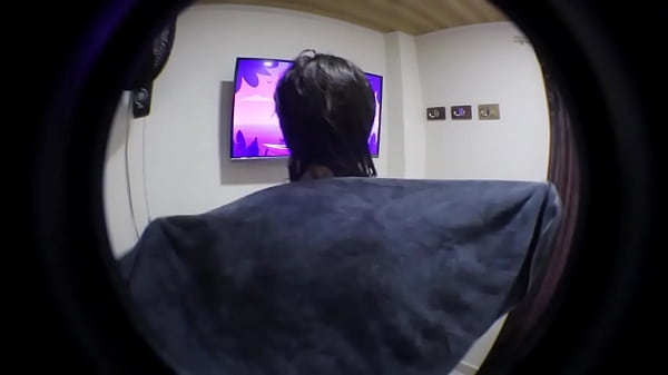 Chico joven corri&eacute;ndose 