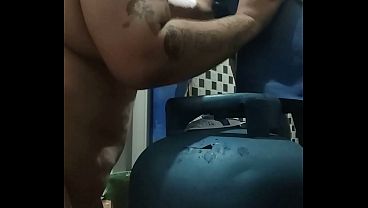 ENTREGADOR DE G&Aacute;S BBC ENCHEU A BOCA DE LEITE DA BBW TRANS - MAMIFERA RJ021 