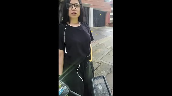 Carrying anorder Imeet this strange and pretty girl