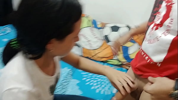 ME FOLLO A MI JOVEN HERMANASTRA LATINA DE CONEJO DEPILADO, ES TODA UNA PERVERTIDA Y CALIENTE TEEN - PORNO CASERO AMATEUR 