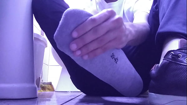 Play MP4 - RELAXING MY GRAY SOCKS AND MY SWEATY SIZE 10 FEET