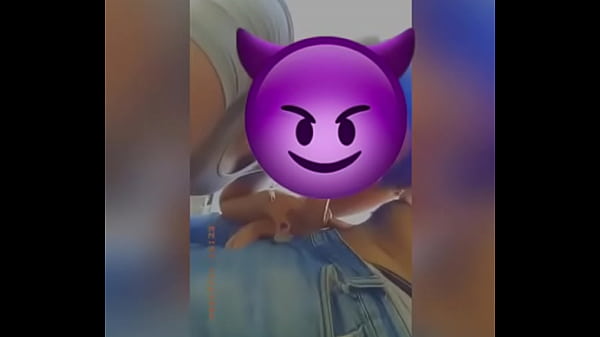 Ella me chupa el pene con tanto amor 