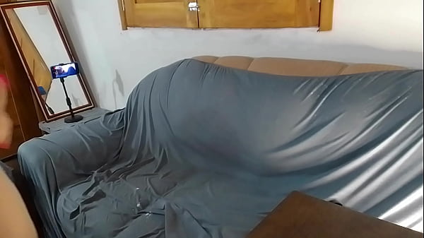 Ficar de pau duro assim que viu a loirinha toda deliciosa ali com aquela calcinha fio dental enfiada pra dentro do cu desse jeito o pau subiu imediatamente