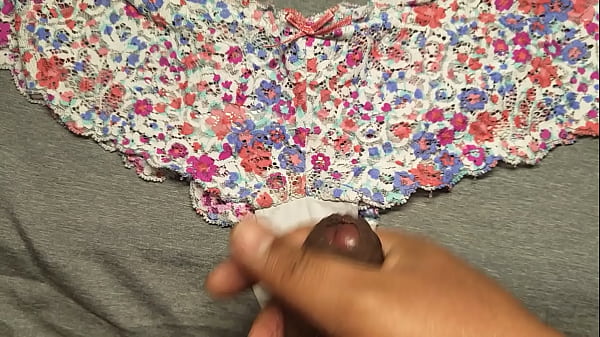 Play MP4 - Me corr&iacute; sobre el boxer de flores de mi mejor amiga mientras ella estaba de viaje