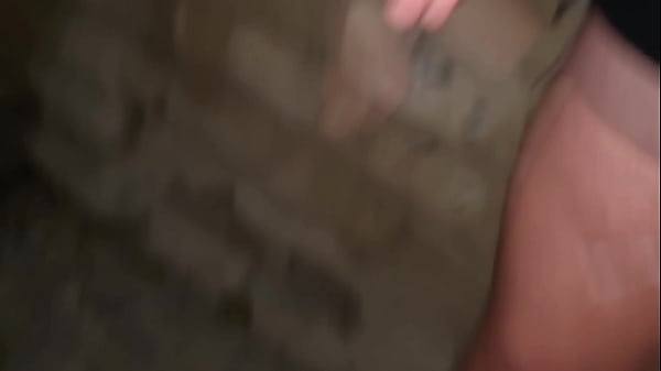 Amore e perversione sborrata pubblica e cazzo in mostra fuori casa della ex dove in passato lei gli faceva le migliori seghe e pompini 