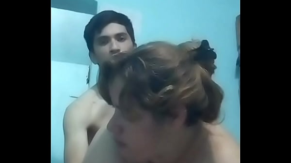 Play MP4 - En webcam le toco las tetas y la pongo deperrito