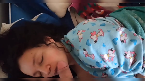 Play MP4 - Madrastra Milf es despertada en la ma&ntilde;ana por la verga de su hijastro que quiere que se la chupe