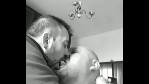 Play MP4 - baiser&excl; kiss&excl; beso&excl; bacio&excl;