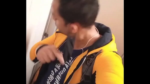 Passei no banheiro e fiz a felicidade de dois machos