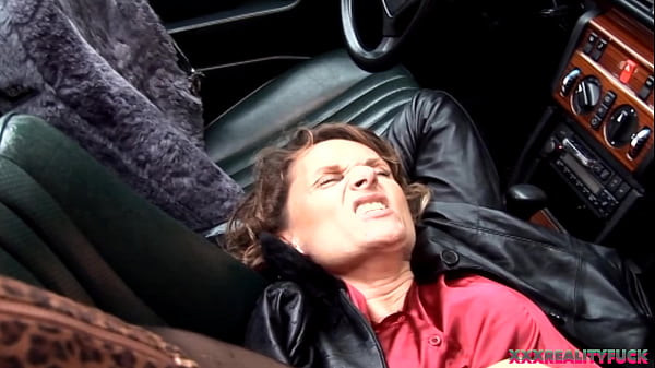 Horny dude fuck fully clothed whore public cuming in her mouth