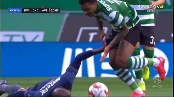 Jogador mostra o pau