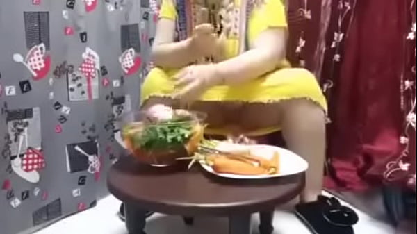 فتحت رجلها ع الاخر ومش لابسه اندر thumbnail