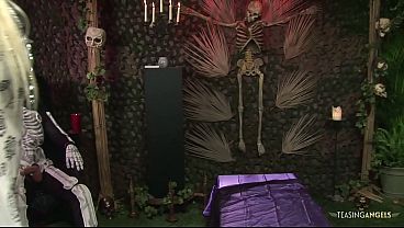 Nonton When A Hot Blonde And Horny Ebony Chick Get Together It Spells Trouble! This Time They Get Into Group Sex. It Is So Fun To Watch Them Fuck These Guys. The Ebony Chick Is Especially Good At Riding. thumbnail