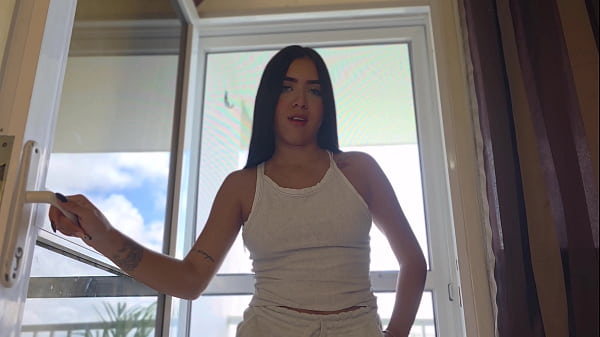 Play MP4 - Padrastro cachondo no perdona a su linda hijastra