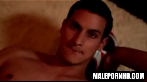 A hot muscular hunk is soloing on himself 