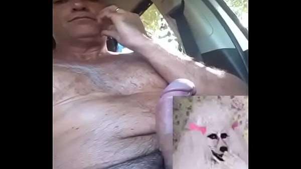 Motorista casado no carro 